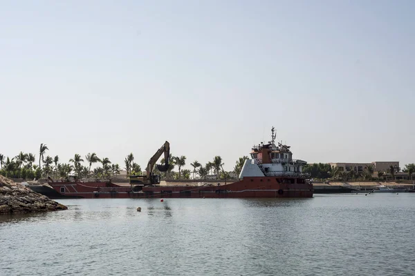 Loď bagr vytváření půdy pobřeží Souly Bay Salalah Omán — Stock fotografie
