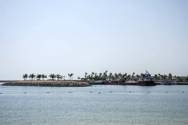 Loď bagr vytváření půdy pobřeží Souly Bay Salalah Omán 2 — Stock fotografie