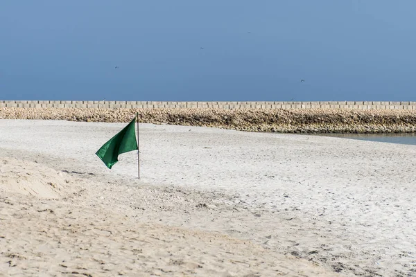 Flagge schwimmt Gefahrenschild am Strand souly bay salalah oman — Stockfoto