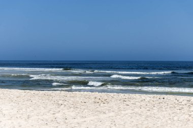 kumlu güzel bir plaj gökyüzü ile Umman Arapça deniz okyanus salalah dalgalarda