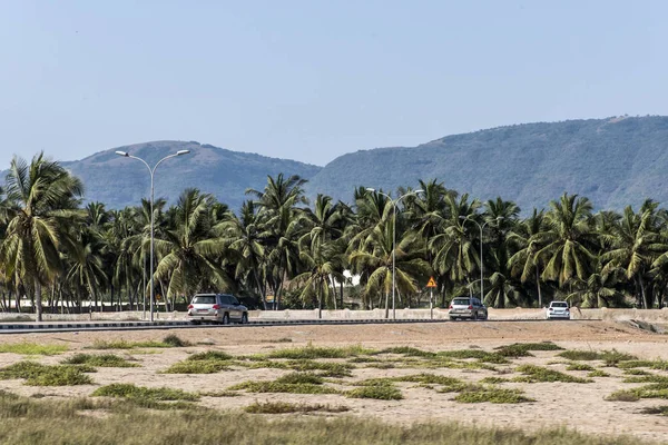 Jeep tour ulice před palem a pohoří dhofar Salalah, Omán — Stock fotografie