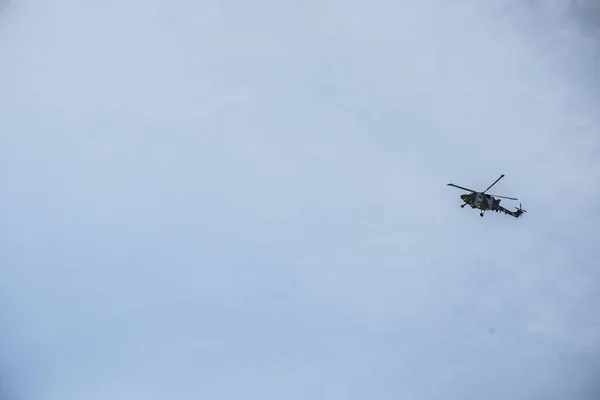 Omán dhofar región Helicóptero militar vuelo cielo azul —  Fotos de Stock