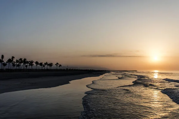 Amazing zonsondergang rood golven op het strand Salalah, Oman 13 — Stockfoto