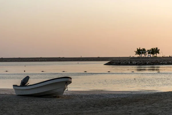 Boot am Strand in salalah oman Sonnenaufgang Zeit 2 — Stockfoto