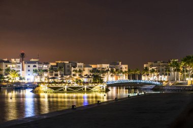 Güzel bir gece ışıklar Sultanlığı Umman Souly Bay harbour ve otel Oceanside