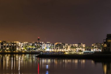 Güzel bir gece ışıklar Sultanlığı Umman Souly Bay harbour ve otel Oceanside 6
