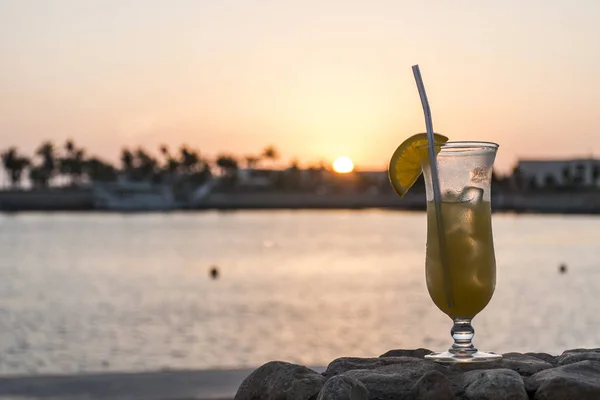 Şaşırtıcı günbatımı cam kokteyl Umman Sultanlığı Souly liman ve otel Oceanside — Stok fotoğraf