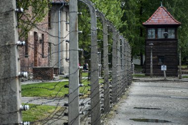 Dikenli tel kule toplama kampı Auschwitz Birkenau KZ Polonya 2