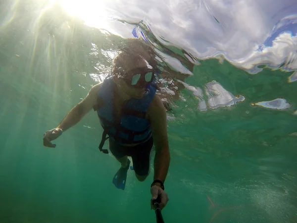 Niño buceo snorkel océano bajo el agua máscara selfie — Foto de Stock