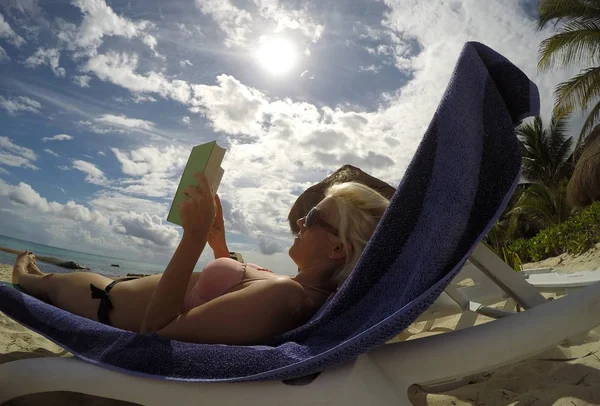 México chica playa escalofriante leer libro sol palma — Foto de Stock