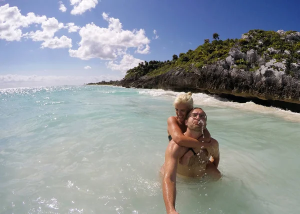 Pareja amor playa mexico yucatán agua caribic — Foto de Stock