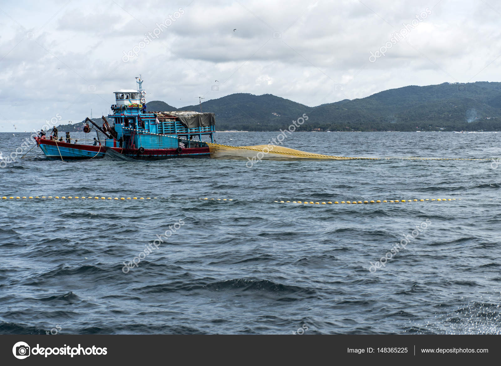 タイと青い海の純魚釣りにボートの大きな漁師の魚をキャッチします ストック写真 C Donogl タイと青い海の純魚釣りにボートの大きな漁師の魚をキャッチします ストック写真 C Donogl