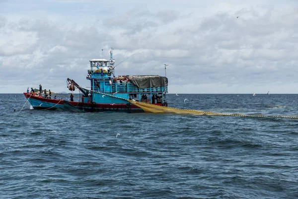 Wędkowanie łódki rybaków duże ryby netto na niebieski ocean Tajlandia połowu ryb — Zdjęcie stockowe