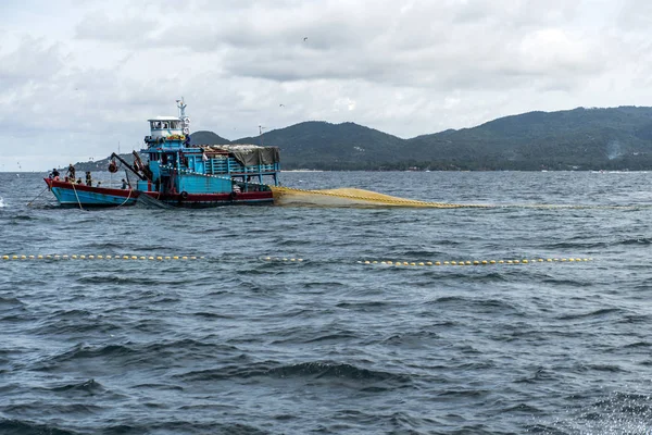 Wędkowanie łódki rybaków duże ryby netto na niebieski ocean Tajlandia połowu ryb — Zdjęcie stockowe