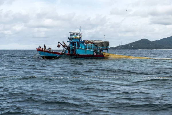 Tekne büyük balıkçılar mavi okyanus üzerinde net balık ile Balık tutma Tayland balık yakalamak — Stok fotoğraf