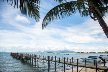 Okyanus yaya köprüsü tekne balıkçı tatil beach Koh samui Tayland yat