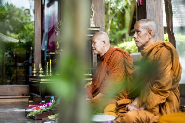 Koh Samui Tayland 28.09.2015 - Buda Rahipler dua töreni yerine birlikte eller