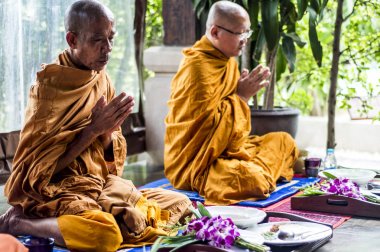 Koh Samui Tayland 28.09.2015 - Buda Rahipler dua töreni yerine birlikte eller