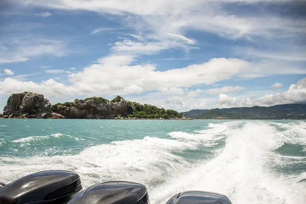 Barca a motore onda d'acqua Bella roccia mare con cielo blu in Koh Samui Thailandia — Foto Stock