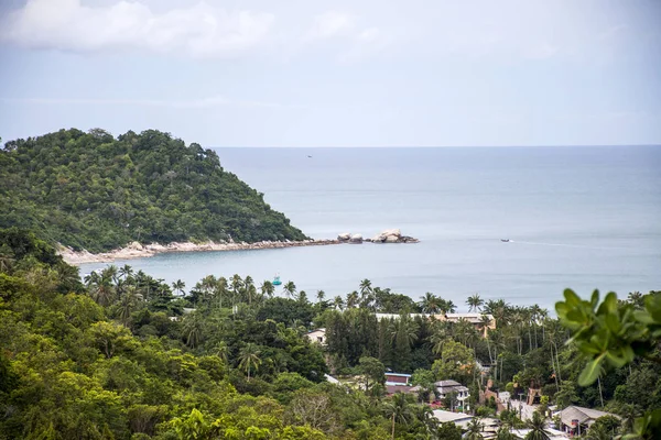 Bella linea di costa tropicale Koh Phangan Thailandia palme verdi casa — Foto Stock