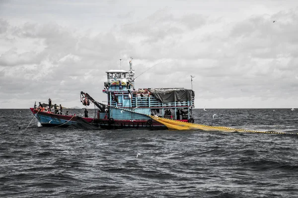 Wędkowanie łódki rybaków duże ryby netto na niebieski ocean Tajlandia połowu ryb — Zdjęcie stockowe