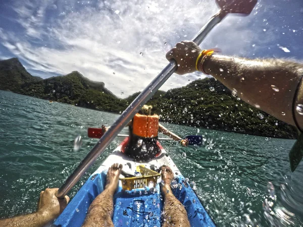 Jovem mulher e homem - casal de caiaque na bela Ang Thong National Marine Park Tailândia — Fotografia de Stock