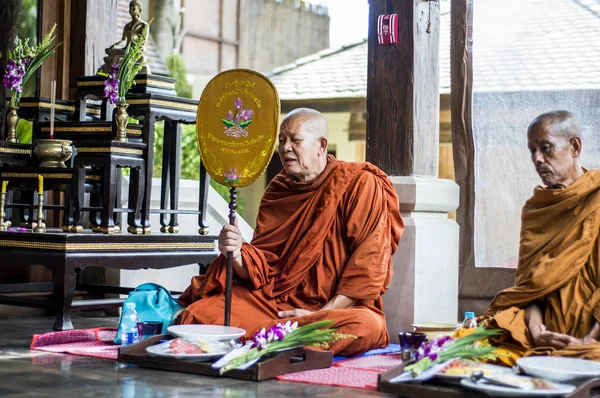 Koh Phangan thailand 28.09.2015 - Buddha monniken bidden ceremonie die put samen handen — Stockfoto