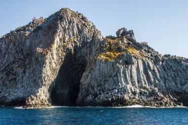 Mavi deniz ve karakteristik mağaralar Cala Luna Golfo di Orosei Sardegna ya da Sardunya İtalya