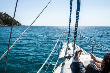 panoramik deniz ve manzara yat yaz aylarında İtalya Sardinya kızla önü vurdu