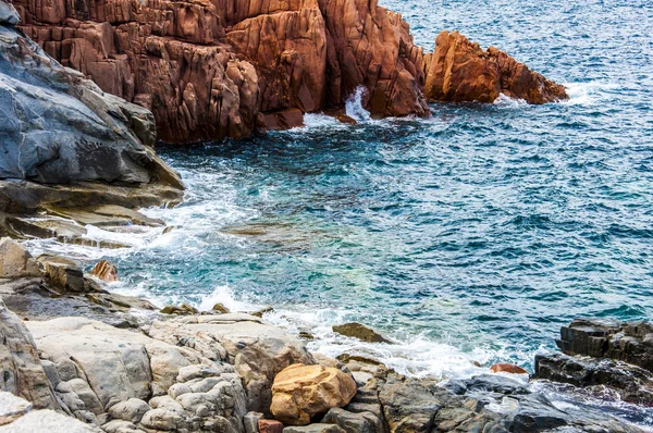 Červený porfyr skály nedaleko přístavu Capo Bellavista sardegna Evropa Itálie Sardinie Arbatax — Stock fotografie