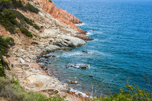 Skalnaté pobřeží souostroví sardegna Itálie ostrov Sardinie — Stock fotografie