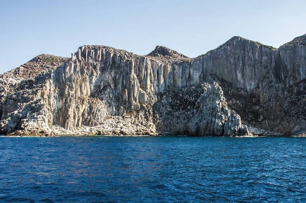 Mavi deniz ve karakteristik mağaralar Cala Luna Golfo di Orosei Sardegna ya da Sardunya İtalya