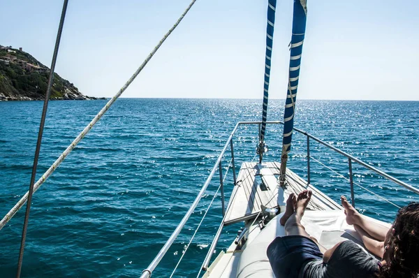 Oceano panorâmico e paisagem tiro frente do iate na hora de verão na Sardenha itália com menina — Fotografia de Stock