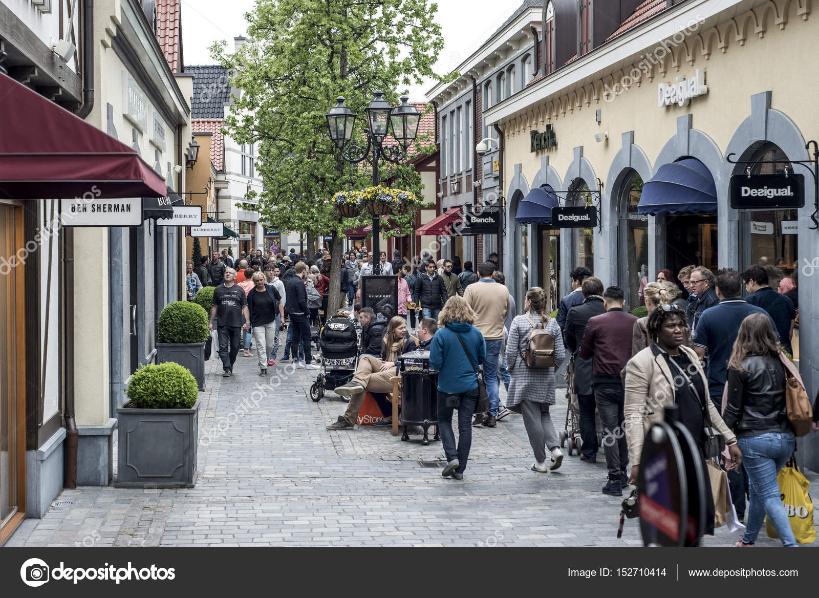 Bij elkaar passen betalen Tweet Roermond, Netherlands 07.05.2017 People walking around at the Mc Arthur  Glen Designer Outlet shopping center area – Stock Editorial Photo © donogl  #152710414