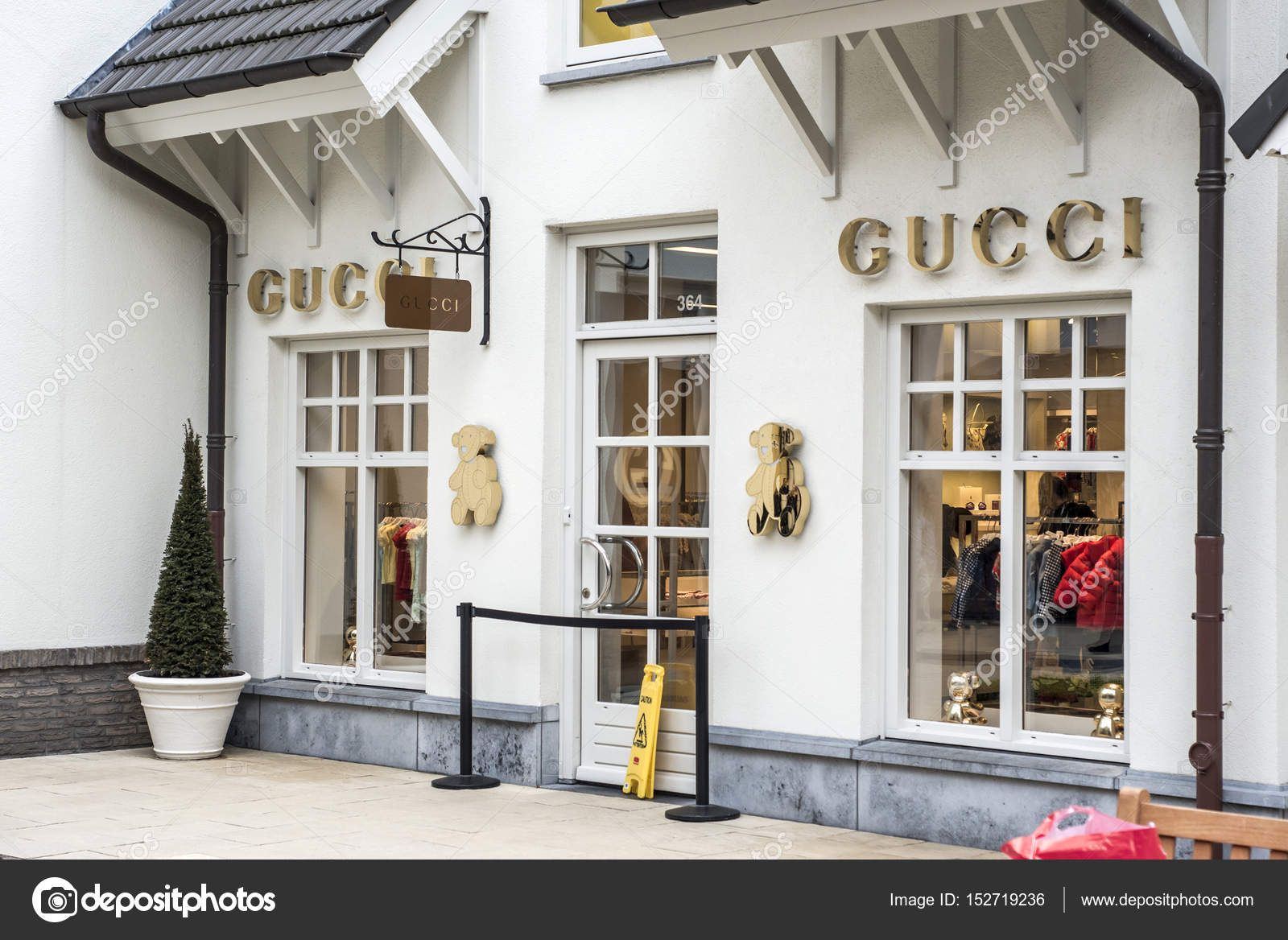 Geaccepteerd teleurstellen Laptop Roermond, Netherlands 07.05.2017 Logo and shop of GUCCI Store Mc Arthur  Glen Designer Outlet shopping area – Stock Editorial Photo © donogl  #152719236