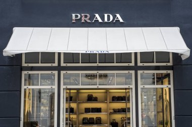 Roermond Hollanda 07.05.2017 Logo Prada lüks mağaza Mc Arthur Glen Designer Outlet alışveriş alanı