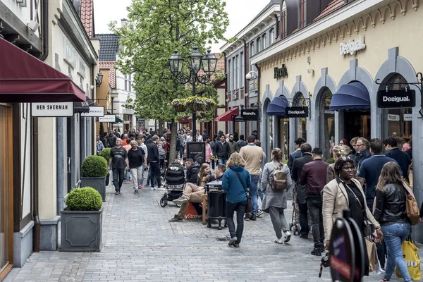 Roermond, Holanda 07.05.2017 Pessoas andando na área do shopping center Mc Arthur Glen Designer Outlet — Fotografia de Stock