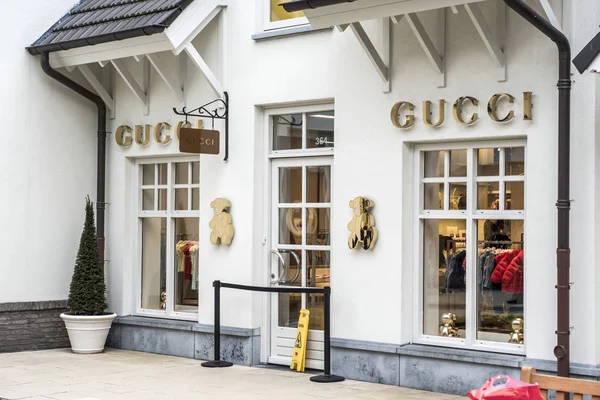 Roermond, Holanda 07.05.2017 Logotipo e loja da GUCCI Store Mc Arthur Glen Designer Outlet shopping area — Fotografia de Stock