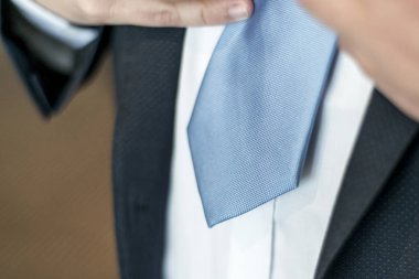 Siyah takım elbise, beyaz gömlek ve mavi iş, mali veya politik kavram el bağlar kravat