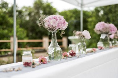 Düğün için ayarları dekorasyon açık kurulum ile pembe renkli çiçek çiçekler