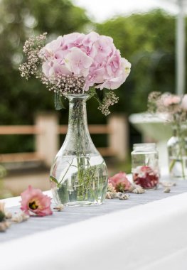 Düğün için ayarları dekorasyon açık kurulum ile pembe renkli çiçek çiçekler