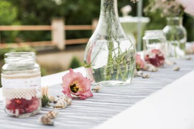 Düğün için ayarları dekorasyon açık kurulum ile pembe renkli çiçek çiçekler