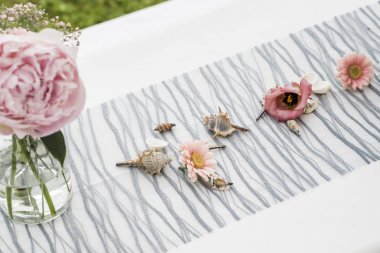 Düğün için ayarları dekorasyon açık kurulum ile pembe renkli çiçek çiçekler