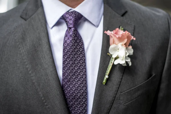 Rosa rosa boutonniere flor novio boda abrigo con corbata — Foto de Stock