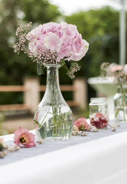 Düğün için ayarları dekorasyon açık kurulum ile pembe renkli çiçek çiçekler