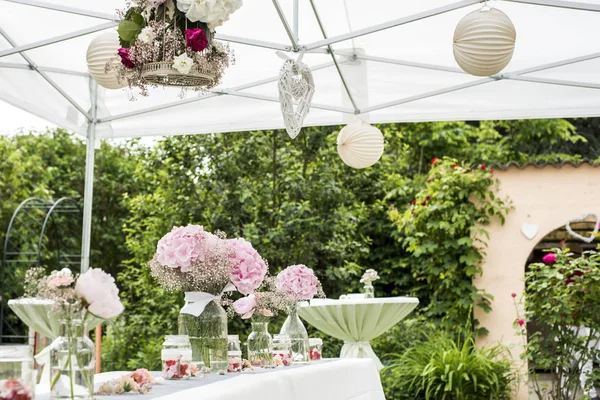 Düğün için ayarları dekorasyon açık kurulum ile pembe renkli çiçek çiçekler