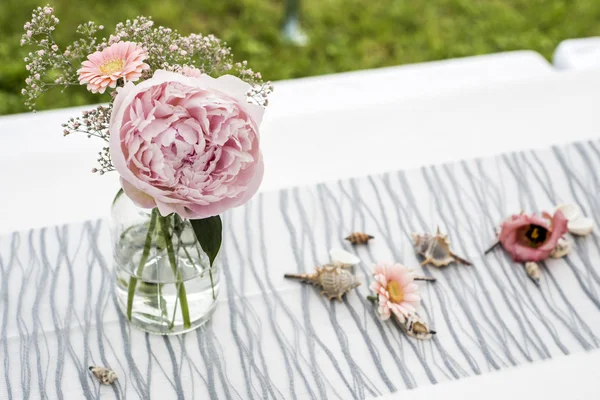 Różowy kwiat kolorowych kwiatów, ustawienia konfiguracja odkryty dekoracji na ślub — Zdjęcie stockowe