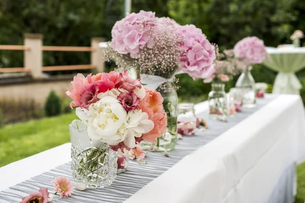 Düğün için ayarları dekorasyon açık kurulum ile pembe renkli çiçek çiçekler