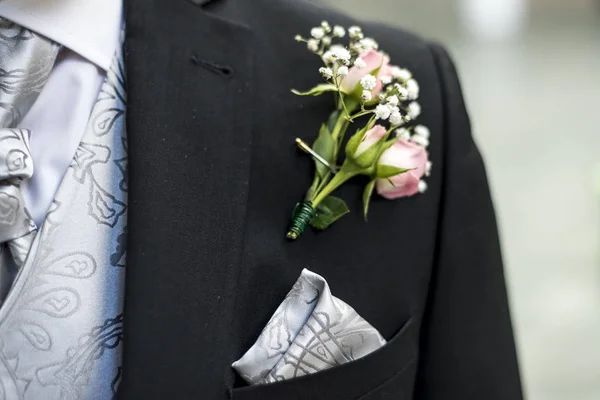 Розовая роза бутоньерка свадебное пальто жениха с галстуком рубашку — стоковое фото