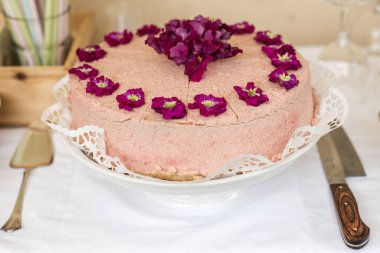 Düğün ya da krem doğum günü pastası ile en iyi gümüş mor çiçekler kadar kapatın